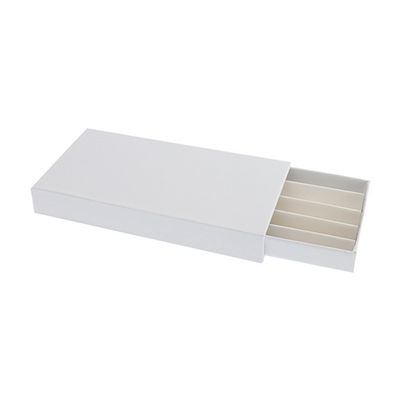 Schwarzes Papier rollen vor Kasten für Verpackenlösungen